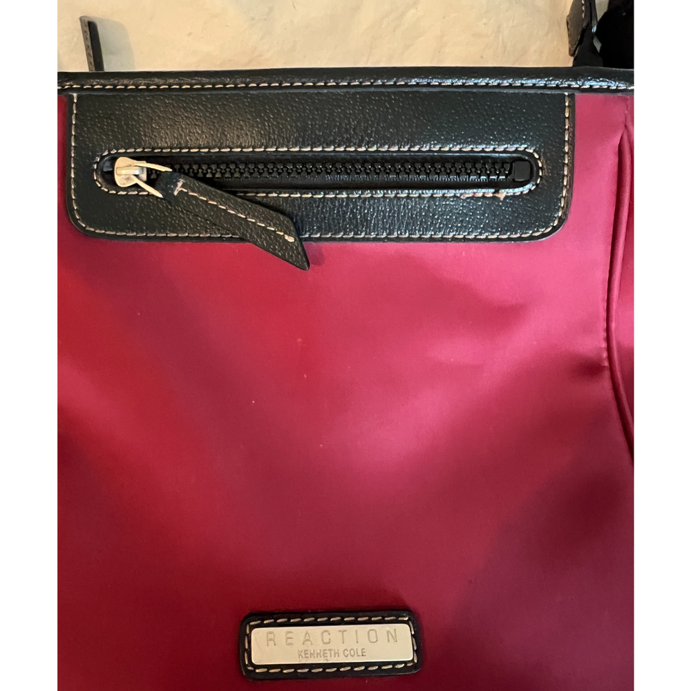 Kenneth Cole Reaction Purse Crossbody Burgundy Red Black Nylon Square Pockets - Picture 4 of 10